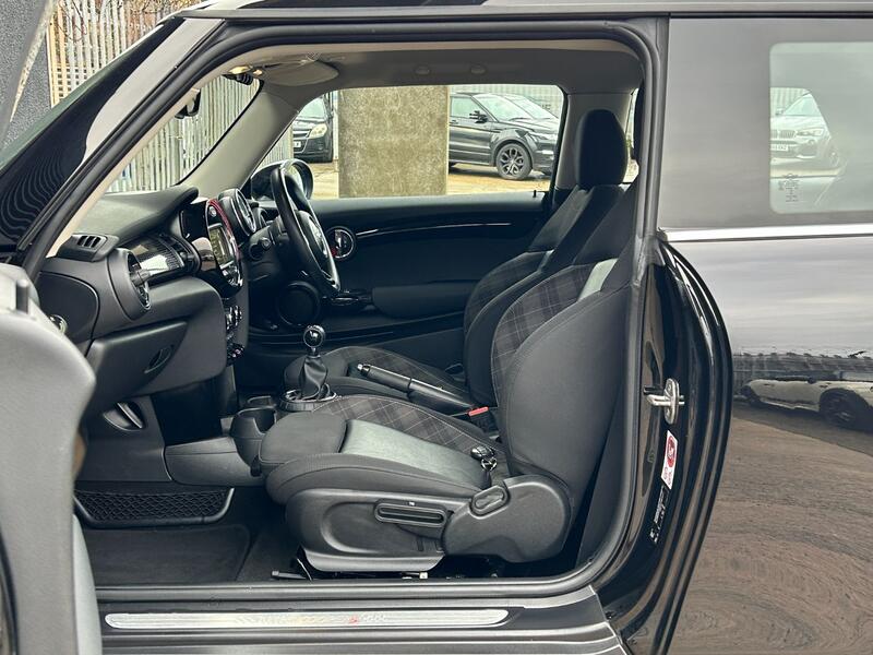 MINI HATCH