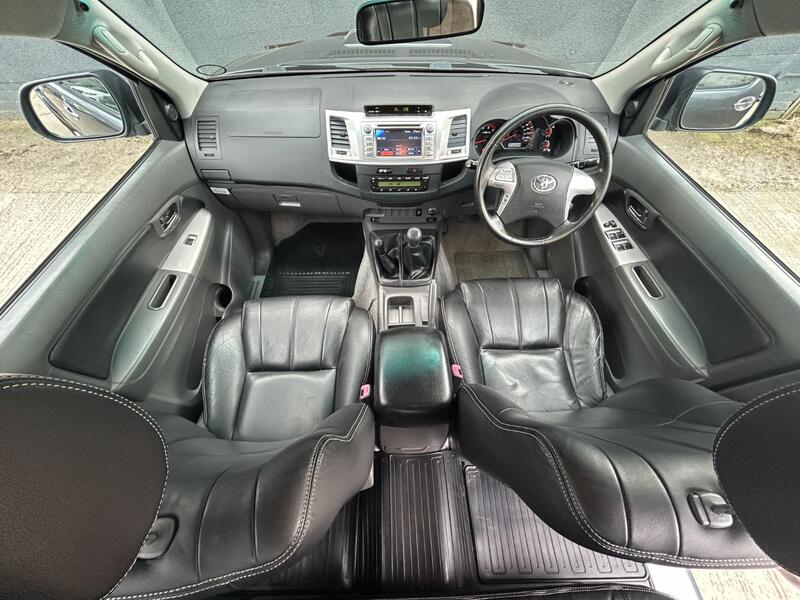 TOYOTA HILUX