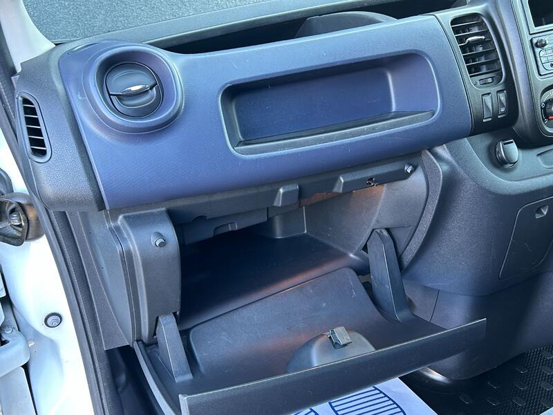 VAUXHALL VIVARO