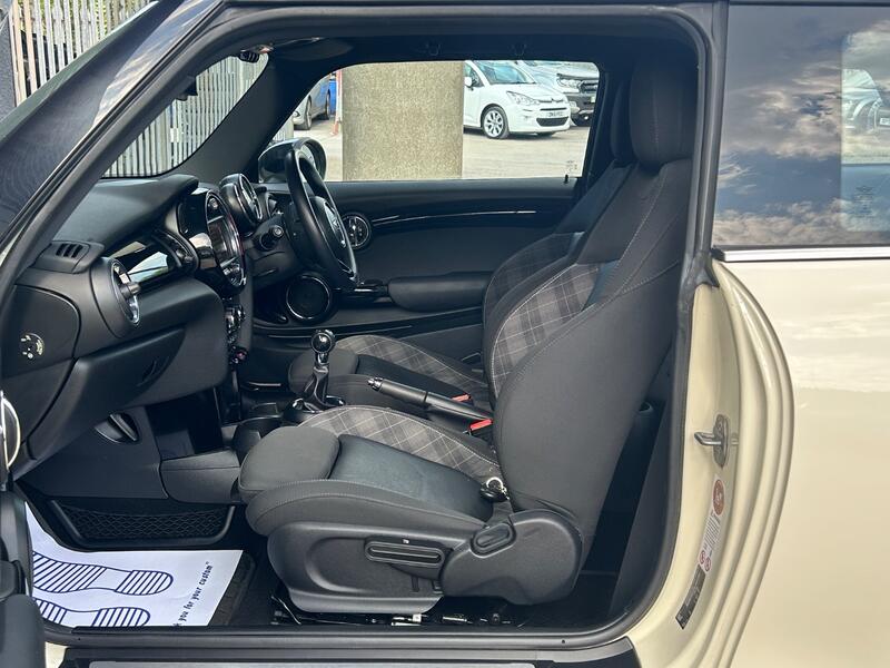 MINI HATCH